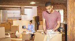 jeune homme qui fait des cartons pour un déménagement