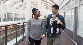 un couple qui marche avec leur enfant