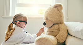 petite fille qui prend la pulsion cardiaque de sa peluche