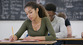 jeune fille qui étudie