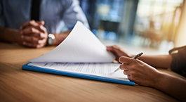 une femme qui signe un contrat d'assurance obsèque