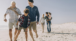 une famille qui jouent sur la plage