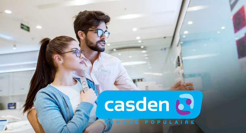 un couple qui regarde les télévisions dans un magasin