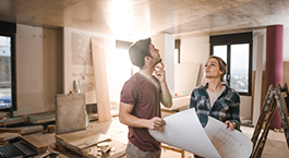 un couple qui réfléchie au travaux en cours