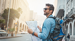 un homme avec une carte et un sac de voyage