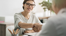 une femme qui sert la main à un conseiller