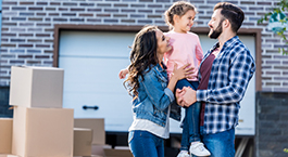 une famille avec un enfant devant leur nouveau logement